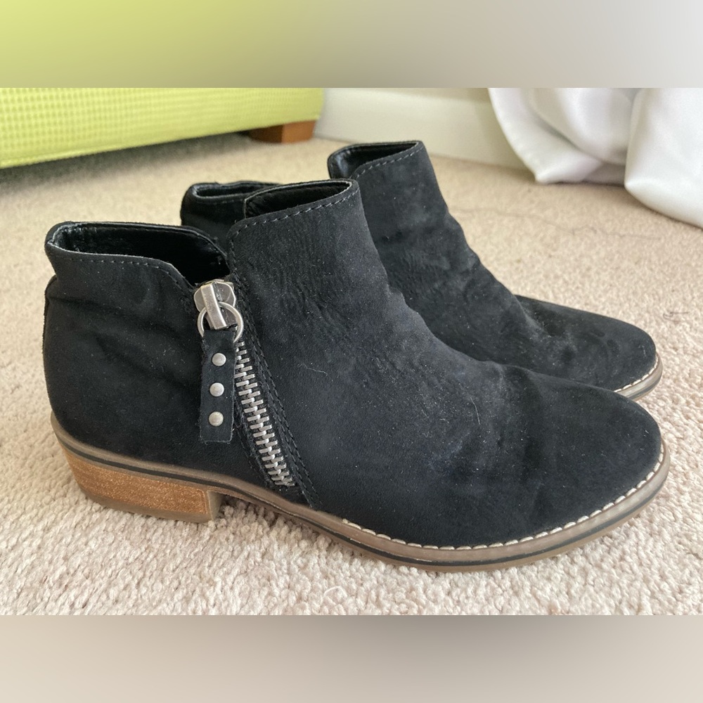Black suede ankle boots. Like new. Size 8.